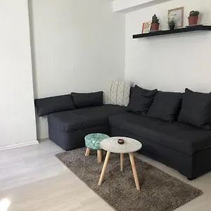 Bescheidene Untergeschoss In Guter Lage. Apartment